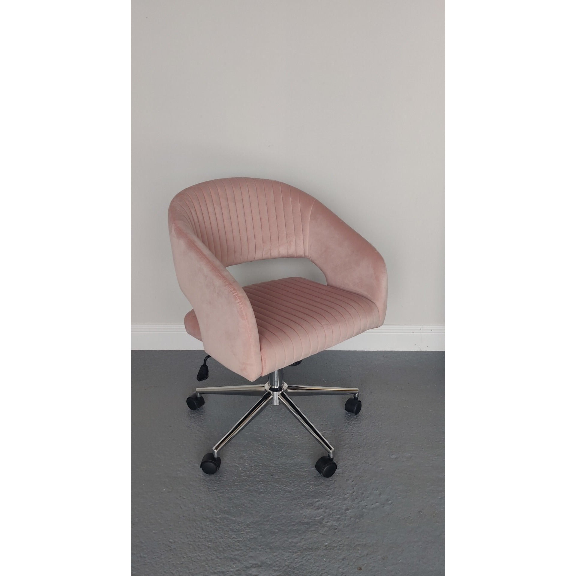 Murray Swivel Chair Blush