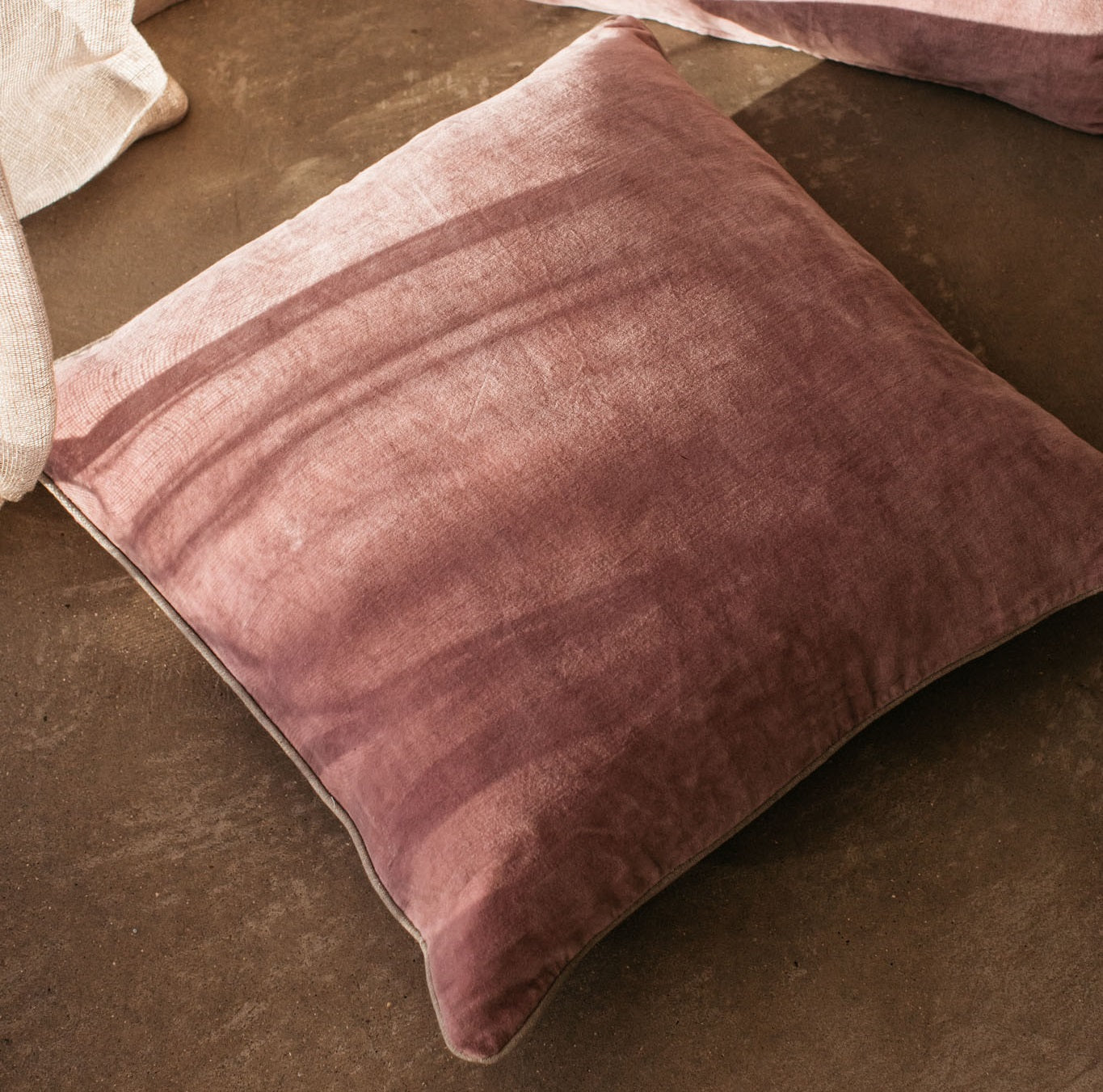 Unari Velvet Cushion Mauve Pink